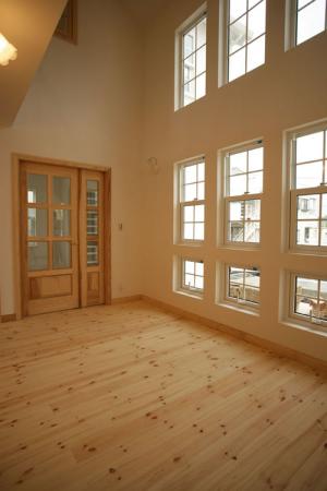 木がふわっと香る、自然素材いっぱいの空間です。