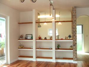 飾り棚にお気に入りをひとつひとつチョイスする楽しみが増えました。