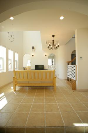 吹抜けのリビングは太陽の光がふりそそぐ清々しさ。