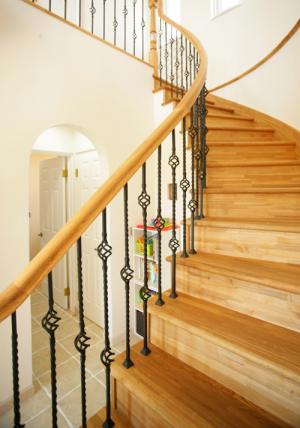 アイアン手摺がアートな輸入
カーブ階段