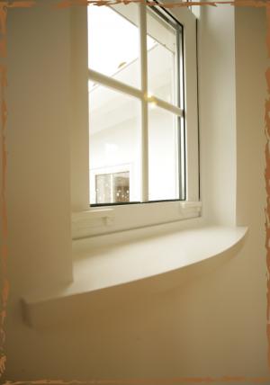 窓のちょっとしたRの小物置き